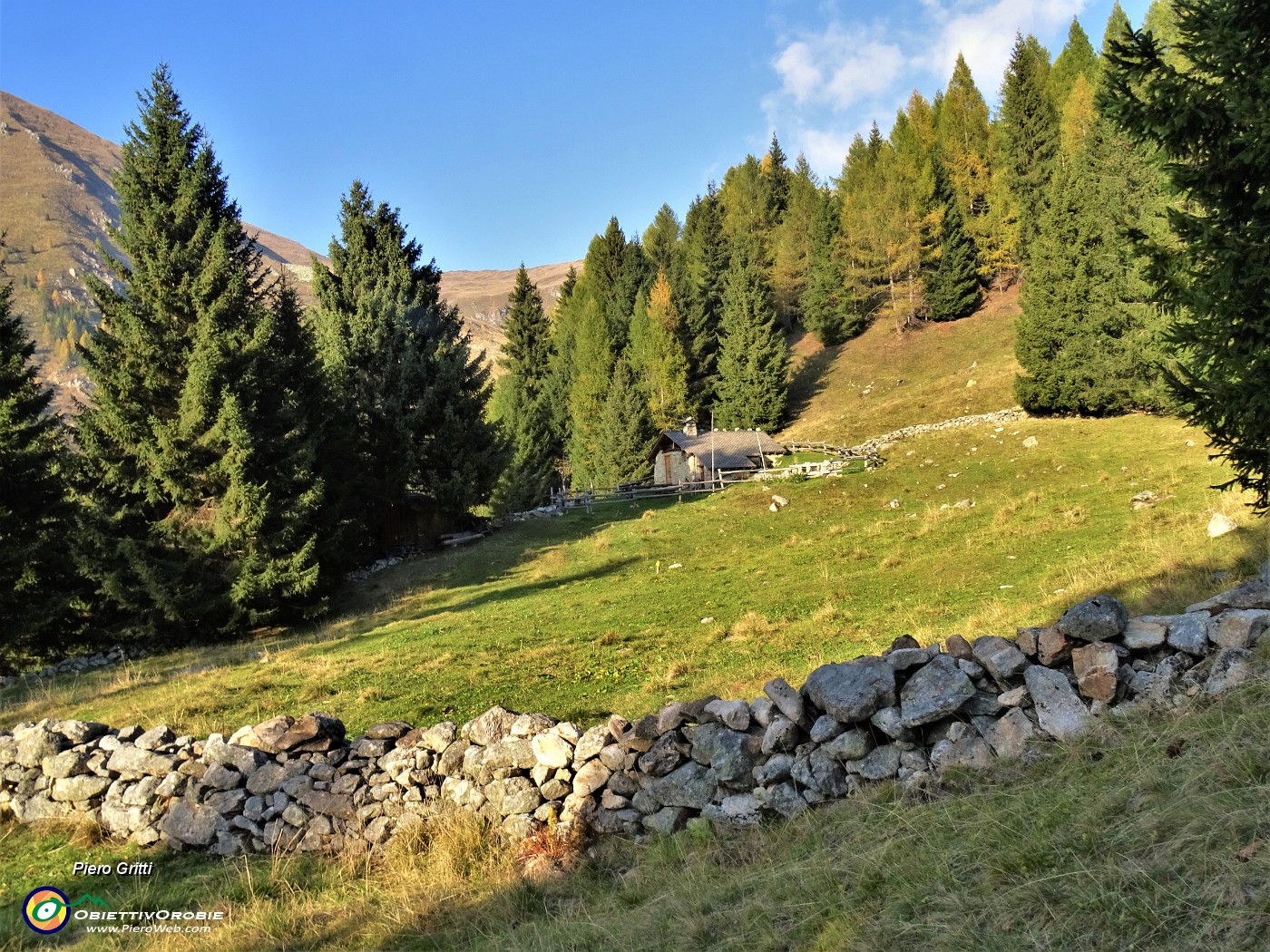 77 Alla Baita Piazzoli (1680 m) nella calda luce pomeridiana.JPG